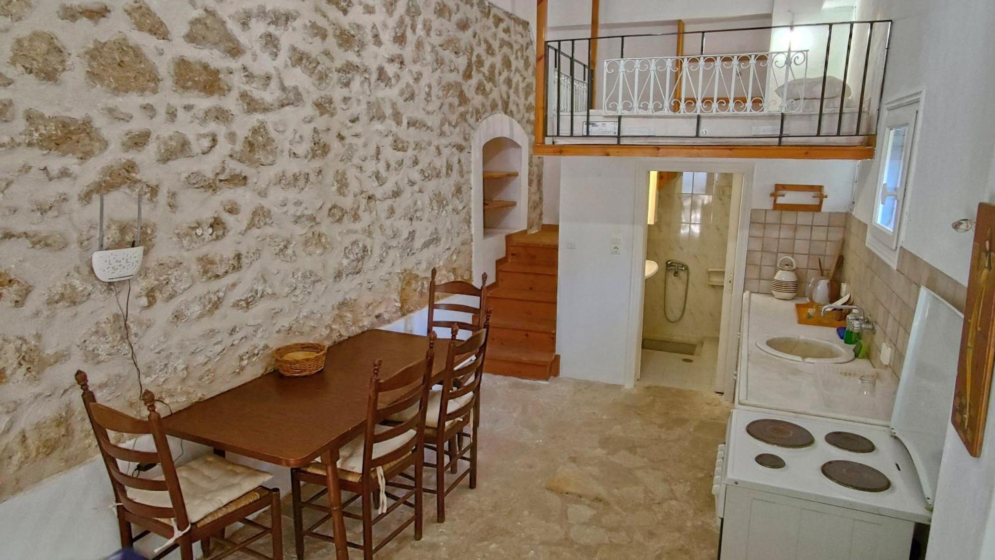 Στούντιο Σε Πέτρινο Σπίτι, Κοντά Σε Παραλία Apartment Kyparissia Ngoại thất bức ảnh